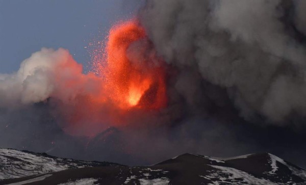 Espectacular erupción del volcán Etna provoca una lluvia de piedras