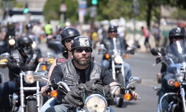 Alertan que pandillas de motociclistas se dirigen armados a Texas