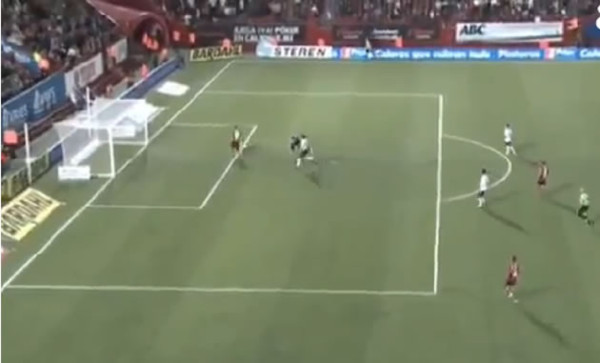 Vídeo: Un asombroso autopase que terminó en gol