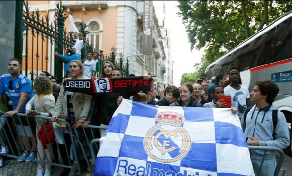 Real Madrid llegó a Lisboa y es recibido por decenas de aficionados