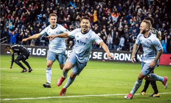 Roger Espinoza celebrando su gol contra el Independiente de Panamá.