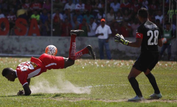 Olimpia pega primero y acaricia el título