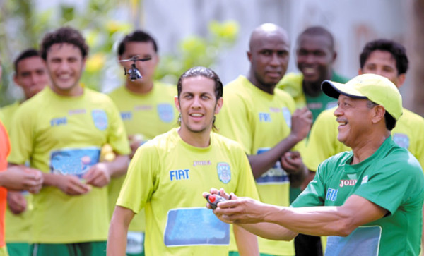 Shane Orio por Orlin en el arco contra la Máquina