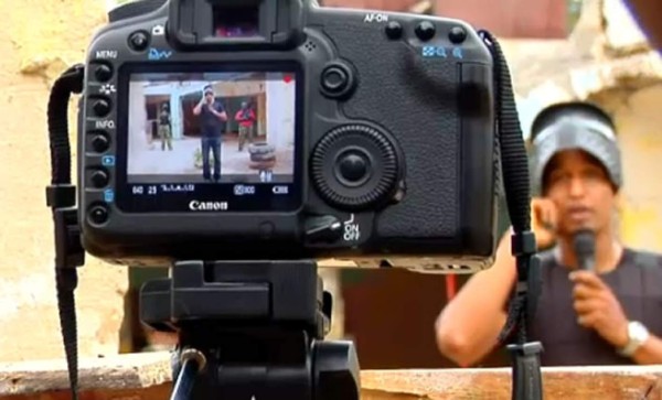 Video: Presentadores de noticias informan al ritmo del rap