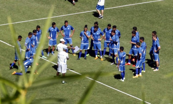 El Salvador entrena completo y se esconde a puertas cerradas