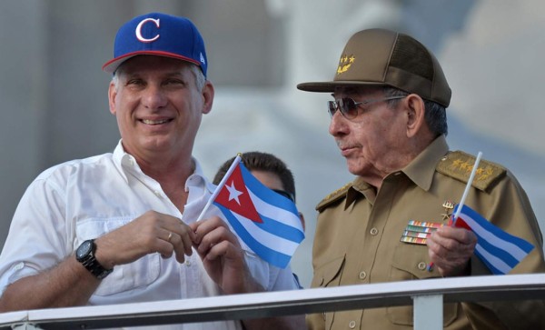 Acusan a Raúl Castro de 'esclavizar” a médicos