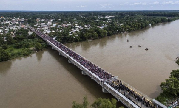 Hondureños que cruzaron frontera serán llevados a albergues en Tapachula, México