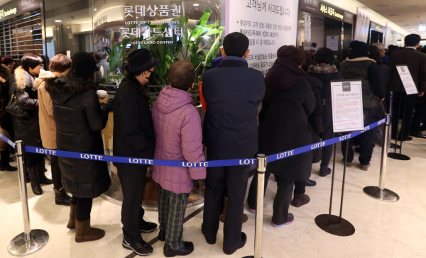 Surcoreanos cancelan masivamente tarjetas de crédito tras robo de datos