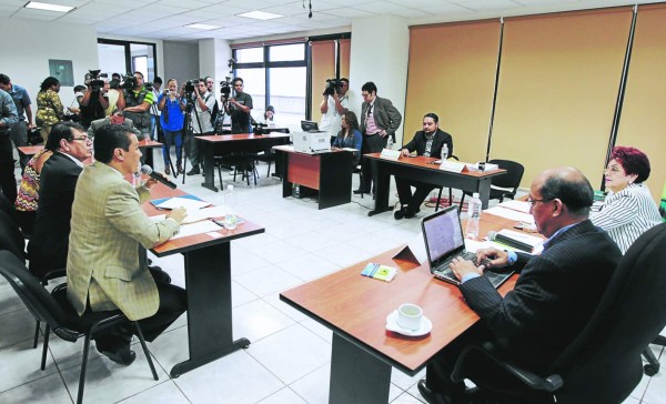 Registro vehicular en Honduras enfrenta a Ebal Díaz con la presidenta del IAIP