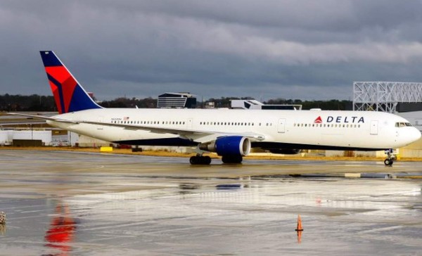 Pasajero entra en pánico y abandona avión a punto de despegar