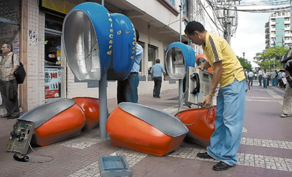 Quieren recuperar los teléfonos públicos