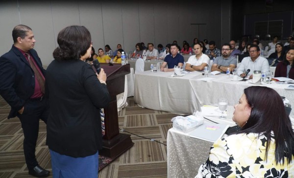 Primera dama inaugura sala de lactancia en el hospital Leonardo Martínez