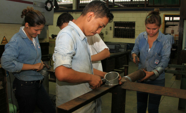 Centenares de mujeres listas para mercado de las 'micros”
