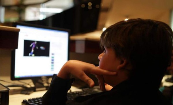 Juego de computadoras mejoran el desempeño de escolares