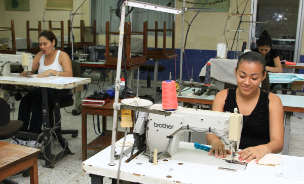 Centenares de mujeres listas para mercado de las 'micros”