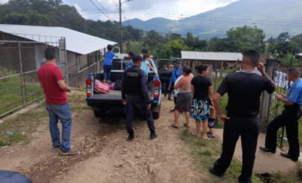 Policías evacúan a habitantes de Gracias a Dios y Santa Bárbara