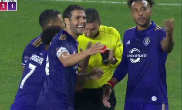 Video: La insólita expulsión de Kaká en EUA por culpa del VAR