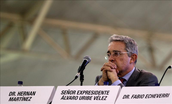 Las caras de Chávez y Uribe, como la del santo, hacen milagros