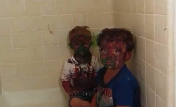 La cara graciosa de los pequeños que se mancharon con pintura. Foto YouTube.