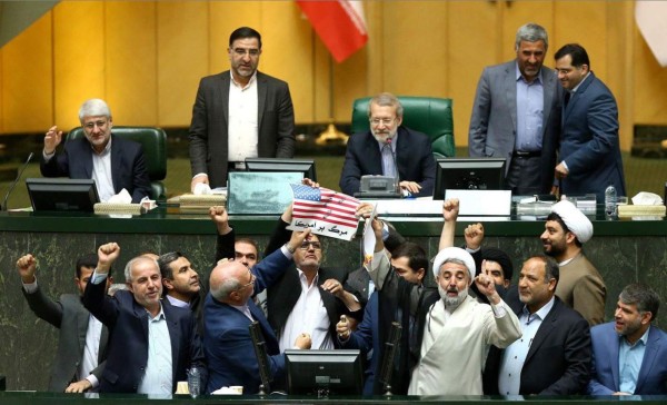 Diputados iraníes queman bandera de EEUU