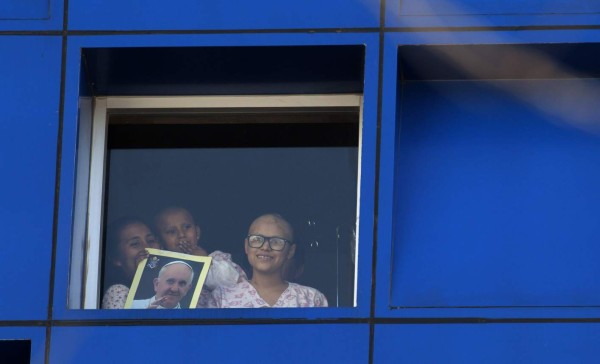 Papa Francisco visita en hospital a niños con cáncer