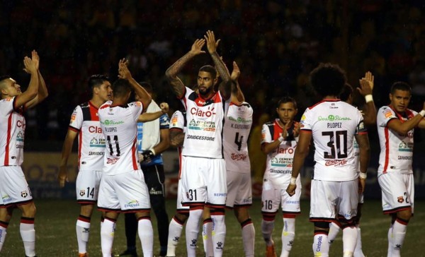 El Alajuelense, con los tres hondureños, sale vivo ante Herediano en la ida de la fase final
