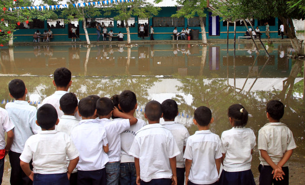 Más de 800 niños en riesgo por aguas estancadas en escuela