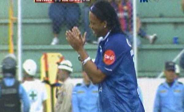 Video: Ronaldinho aplaudió a Amado Guevara luego de esta acción