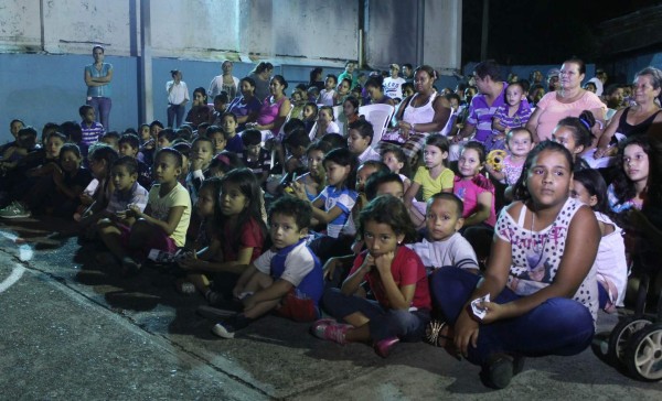 Llevan el 'cine vía' a residentes del barrio Medina