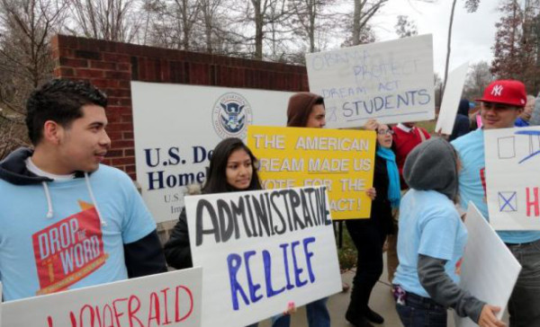 Demandan cambios en política de matrículas para hijos de indocumentados