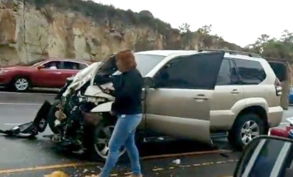 Accidente entre bus con artistas extranjeros y una camioneta deja varios heridos en Zambrano