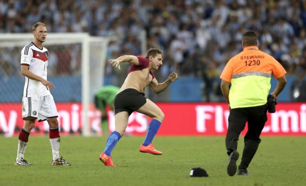 Interrumpe el partido para besar a defensa alemán