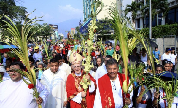 Católicos sampedranos reciben la bendición de palmas