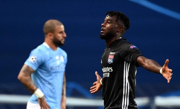 Maxwel Cornet ha adelantado al Lyon contra el Manchester City.