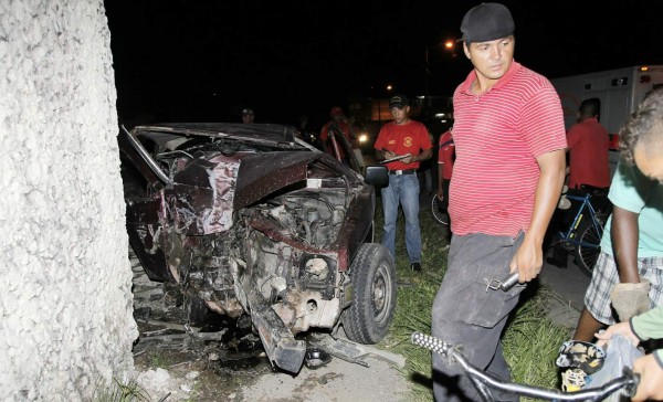 Carro se estrella contra muro en La Ceiba: dos muertos