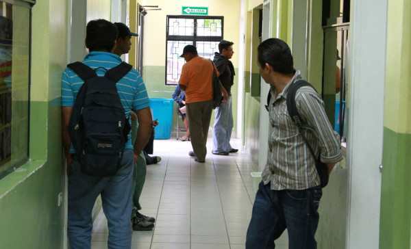 Su esposa le transmitió el virus del VIH, pero él estará con ella hasta la muerte