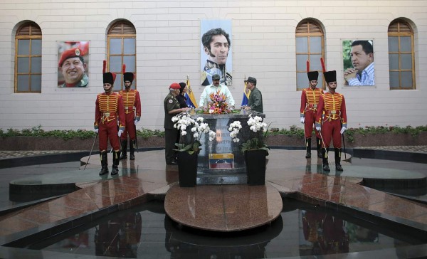 Handout picture released by the Venezuelan presidency press office showing Venezuelan President Nicolas Maduro (C) his wife Cilia Flores (C L) and Defense Minister Vladimir Padrino Lopez (R) during a military parade at the mountain barracks where the remains of the late President Hugo Chavez lie, in Caracas on January 7, 2016. Venezuela's armed forces Thursday vowed their unwavering support for Nicolas Maduro, as the new center-right opposition sought to oust the president, plunging the country deeper into crisis. AFP PHOTO / PRESIDENCIA RESTRICTED TO EDITORIAL USE - MANDATORY CREDIT 'AFP PHOTO / PRESIDENCIA' - NO MARKETING NO ADVERTISING CAMPAIGNS - DISTRIBUTED AS A SERVICE TO CLIENTS
