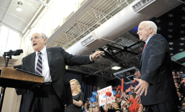Candidatos van por los votos indecisos