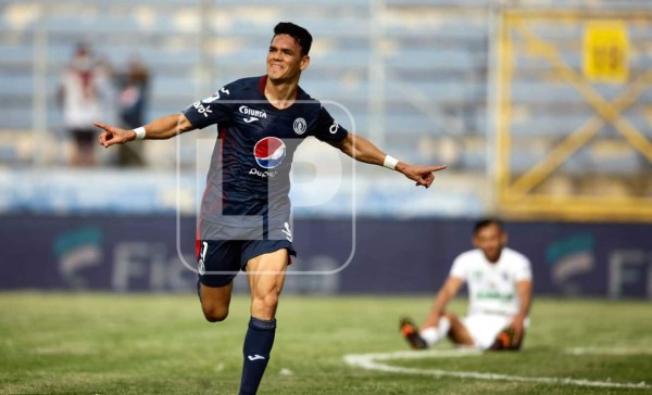 Roberto Moreira celebrando su gol contra el Platense en el estadio Nacional. Foto Emilio Flores