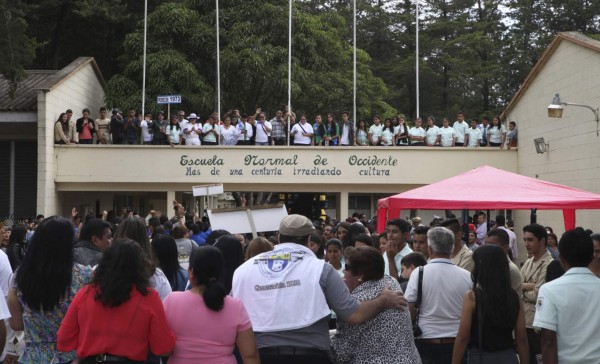 Miles se despiden de la Escuela Normal de Occidente