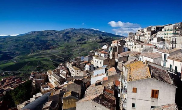 Pueblo italiano vende sus casas por un euro