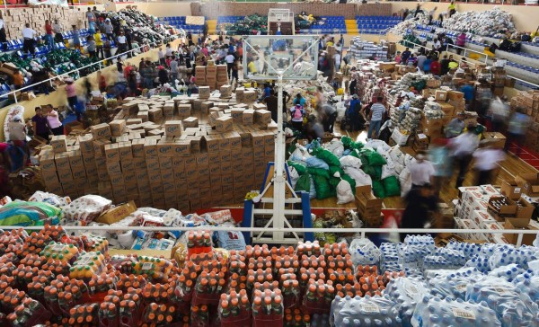 Volunteers arrange supplies for the quake victims in Manta, Ecuador on April 20, 2016. The death toll from Ecuador's earthquake was set to rise sharply after authorities warned that 1,700 people were still missing and anger gripped families of victims trapped in the rubble. A 6.1-magnitude earthquake struck off the coast of Ecuador Wednesday, sowing new panic four days after a more powerful quake killed more than 525 people, with hundreds still missing. / AFP PHOTO / LUIS ACOSTA