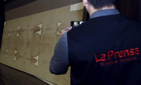 Réplica de la Sábana Santa ya se exhibe en San Pedro Sula
