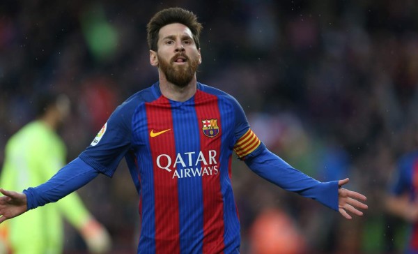 Barcelona's Croatian midfielder Ivan Rakitic scores against Sevilla's Spanish goalkeeper Juan Soriano during the Spanish Copa del Rey (King's Cup) quarter-final second leg football match between Barcelona and Sevilla at the Camp Nou stadium in Barcelona on January 30, 2019. (Photo by LLUIS GENE / AFP)