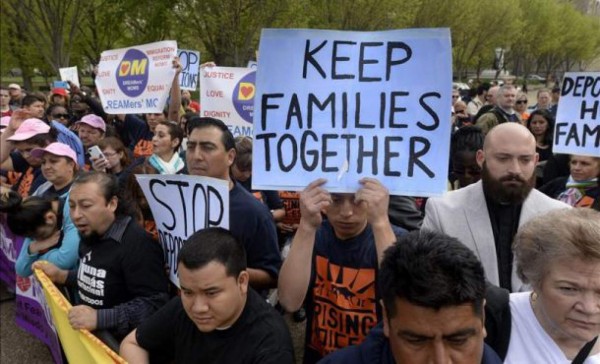 Detienen a 20, ocho menores, en protesta contra deportaciones en EUA