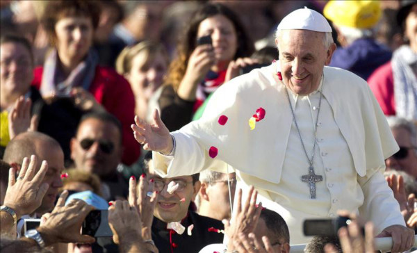 Papa: 'La corrupción comienza con un pequeño sobre… ¡y después es como la droga!'