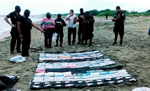 Suman 211 kilos de cocaína decomisados en lancha en Colón