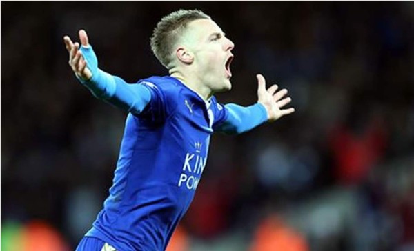Vardy se luce y mantiene al Leicester en lo más alto de la Premier