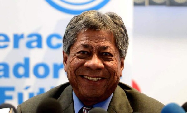 'Primitivo' Maradiaga anuncia nueva convocatoria de El Salvador en plena crisis