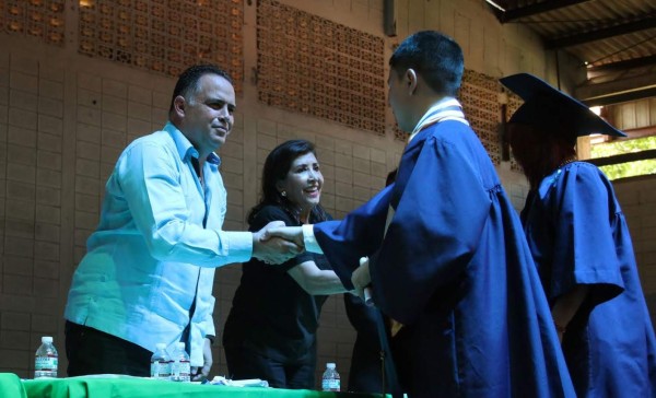Colegios municipales gradúan 379 alumnos